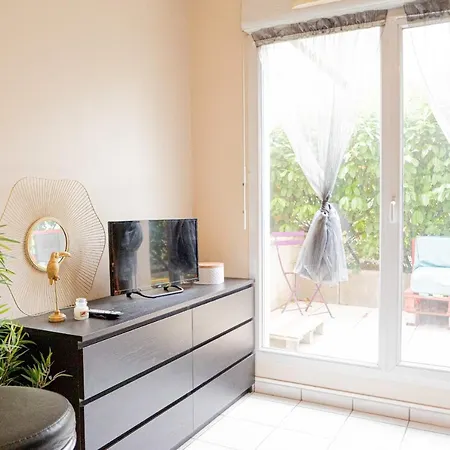 Charming Studio Near Jean Mace 아파트 *